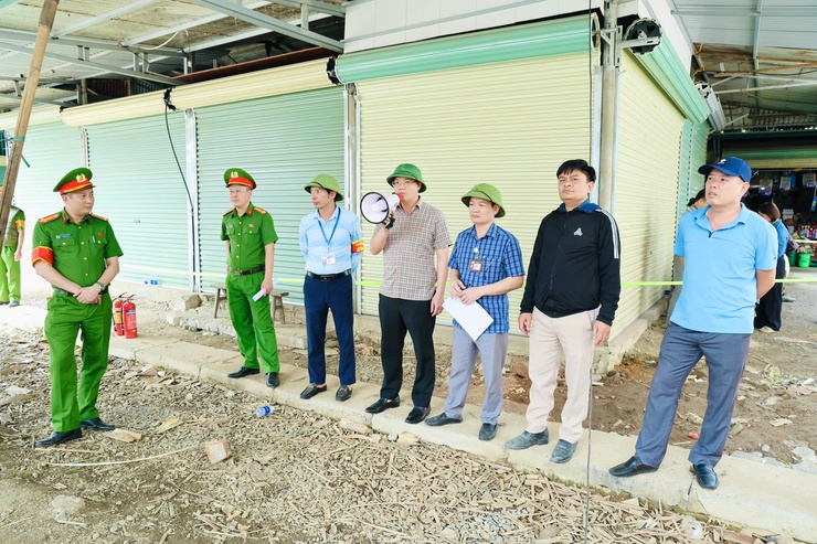 Ủy ban nhân dân xã Phú Nghĩa về tổ chức cưỡng chế vi phạm hành chính về đất đai tại khu bán hàng giang (chợ Đông Phương Yên)- Ảnh 1.