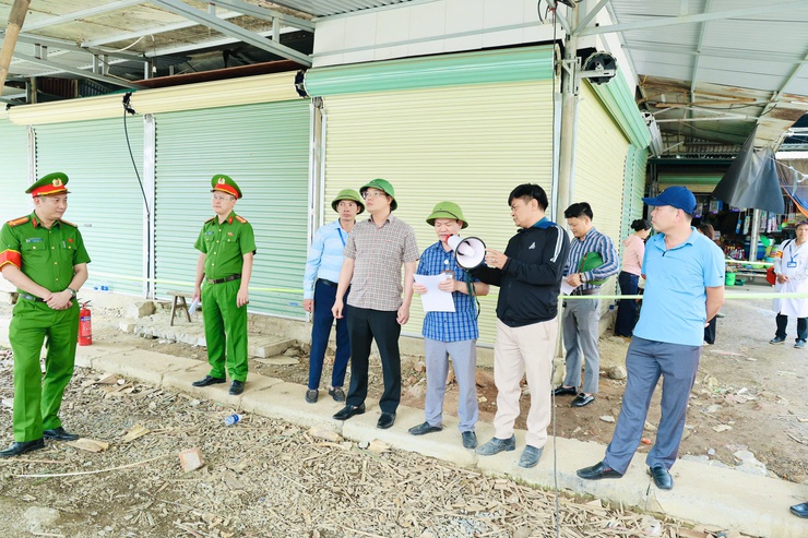 Ủy ban nhân dân xã Phú Nghĩa về tổ chức cưỡng chế vi phạm hành chính về đất đai tại khu bán hàng giang (chợ Đông Phương Yên)- Ảnh 2.