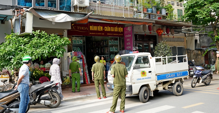 SƠN TÂY QUYẾT TÂM XỬ LÝ DỨT ĐIỂM 5 "ĐIỂM NGHẼN" ĐÔ THỊ – RA QUÂN LẬP LẠI TRẬT TỰ TRÊN CÁC TUYẾN PHỐ TRỌNG ĐIỂM- Ảnh 4.