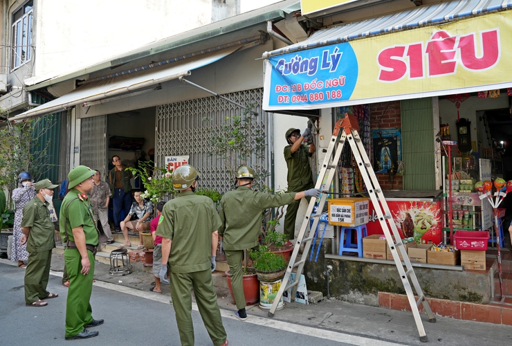 SƠN TÂY QUYẾT TÂM XỬ LÝ DỨT ĐIỂM 5 "ĐIỂM NGHẼN" ĐÔ THỊ – RA QUÂN LẬP LẠI TRẬT TỰ TRÊN CÁC TUYẾN PHỐ TRỌNG ĐIỂM- Ảnh 3.