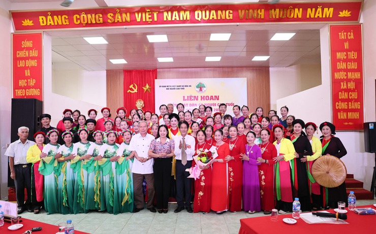 RỰC RỠ CHƯƠNG TRÌNH LIÊN HOAN TIẾNG HÁT NGƯỜI CAO TUỔI XÃ HOÀ XÁ NĂM 2026- Ảnh 1.