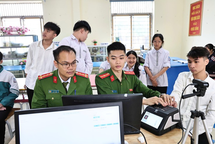 CÔNG AN XÃ HOÀ XÁ TRIỂN KHAI CẤP CĂN CƯỚC VÀ ĐỊNH DANH ĐIỆN TỬ CHO HỌC SINH TỪ ĐỦ 6 ĐẾN 14 TUỔI - Ảnh 2.