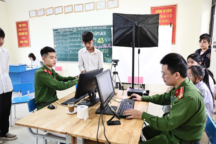 CÔNG AN XÃ HOÀ XÁ TRIỂN KHAI CẤP CĂN CƯỚC VÀ ĐỊNH DANH ĐIỆN TỬ CHO HỌC SINH TỪ ĐỦ 6 ĐẾN 14 TUỔI - Ảnh 1.