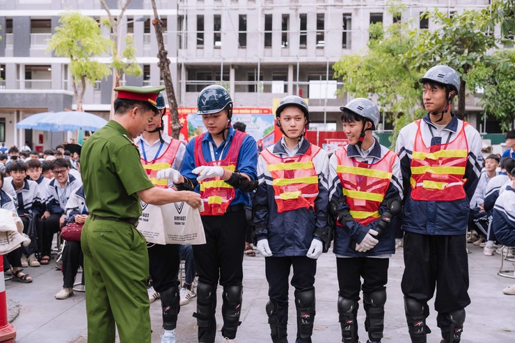 Công an xã Chương Dương tuyên truyền, hướng dẫn kỹ năng lái xe an toàn cho học sinh trường THPT Tô Hiệu- Ảnh 3.