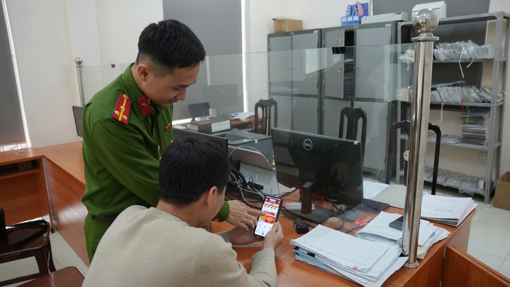 XÃ HƯNG ĐẠO TRIỂN KHAI CẤP THẺ CĂN CƯỚC VÀ TÀI KHOẢN ĐỊNH DANH ĐIỆN TỬ TRÊN ĐỊA BÀN- Ảnh 1.