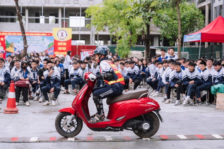 Công an xã Chương Dương tuyên truyền, hướng dẫn kỹ năng lái xe an toàn cho học sinh trường THPT Tô Hiệu- Ảnh 2.