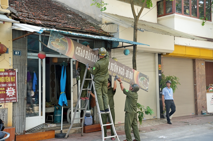 SƠN TÂY QUYẾT TÂM XỬ LÝ DỨT ĐIỂM 5 "ĐIỂM NGHẼN" ĐÔ THỊ – RA QUÂN LẬP LẠI TRẬT TỰ TRÊN CÁC TUYẾN PHỐ TRỌNG ĐIỂM- Ảnh 1.