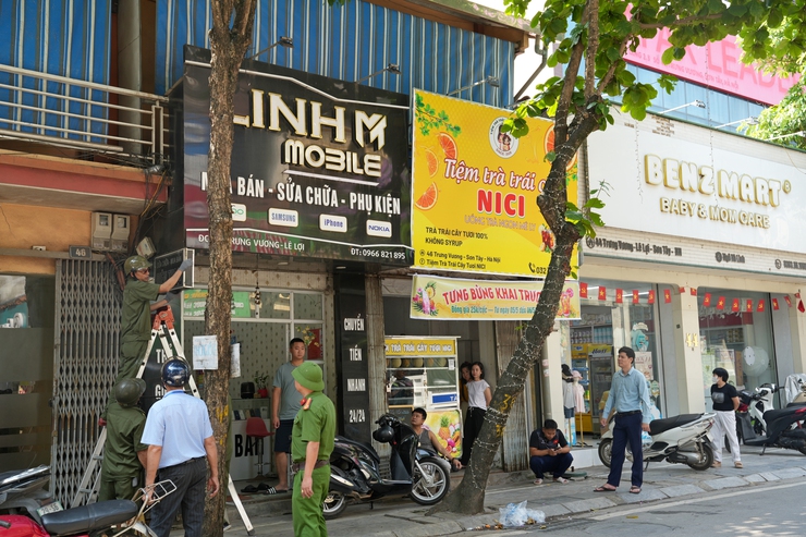 SƠN TÂY QUYẾT TÂM XỬ LÝ DỨT ĐIỂM 5 "ĐIỂM NGHẼN" ĐÔ THỊ – RA QUÂN LẬP LẠI TRẬT TỰ TRÊN CÁC TUYẾN PHỐ TRỌNG ĐIỂM- Ảnh 2.