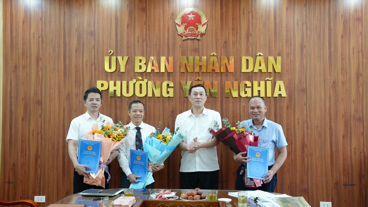 Phường Yên Nghĩa công bố và trao quyết định về công tác cán bộ- Ảnh 1.