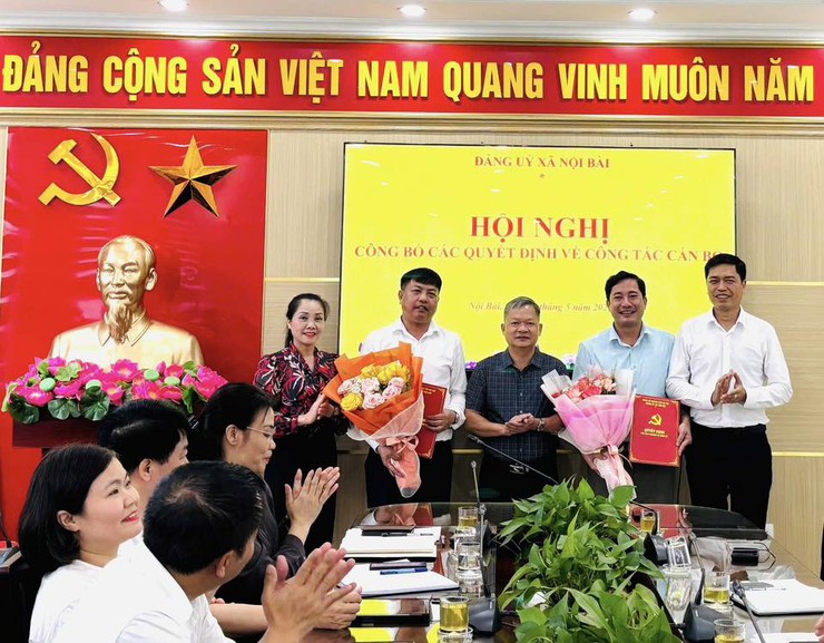 ĐẢNG ỦY XÃ NỘI BÀI TRAO CÁC QUYẾT ĐỊNH VỀ CÔNG TÁC CÁN BỘ- Ảnh 2.