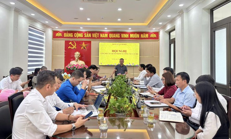 ĐẢNG ỦY XÃ NỘI BÀI TRAO CÁC QUYẾT ĐỊNH VỀ CÔNG TÁC CÁN BỘ- Ảnh 1.