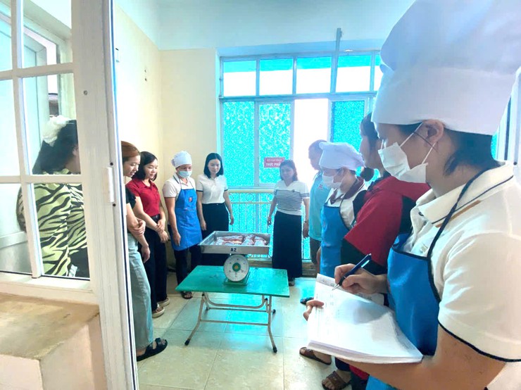 Đại Xuyên: nhiều trường học siết chặt kiểm soát an toàn thực phẩm trong bữa ăn bán trú- Ảnh 1.