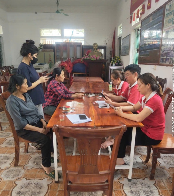 Viettel Hà Nội hỗ trợ người dân xã Phú Nghĩa thực hiện xác thực thông tin thuê bao di động- Ảnh 4.
