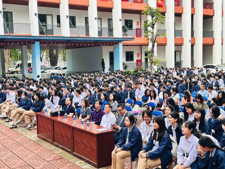 ĐOÀN TNCSHCM XÃ SÓC SƠN PHỐI HỢP VỚI TT DỊCH VỤ VIỆC LÀM VÀ HỖ TRỢ THANH THIẾU NIÊN HÀ NỘI TỔ CHỨC CHƯƠNG TRÌNH TƯ VẤN HƯỚNG NGHIỆP, TUYỂN SINH NĂM 2026 TẠI TRƯỜNG THPT ĐA PHÚC- Ảnh 2.