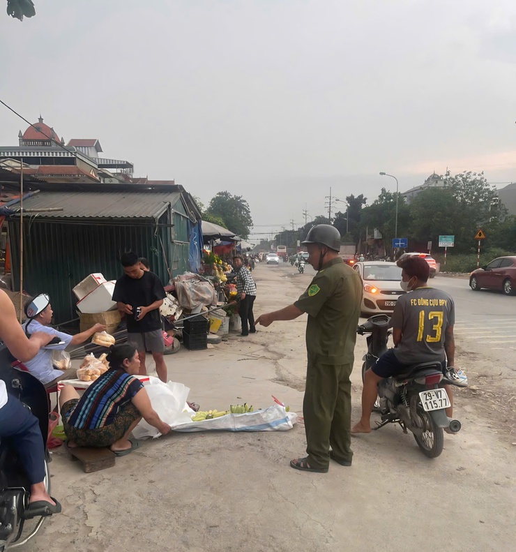 Công an xã Phú Nghĩa tận tụy giữ bình yên những cung đường trên địa bàn xã trong kỳ nghỉ lễ- Ảnh 3.