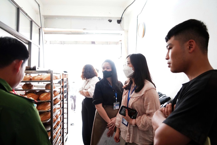 Phường Chương Mỹ kiểm tra, xử phạt vi phạm an toàn thực phẩm đối với hộ kinh doanh Nguyễn Hoài Nam- Ảnh 1.