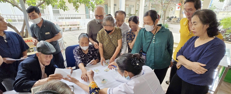 Trên 400 người cao tuổi trên địa bàn phường Yên Nghĩa được khám, tư vấn và cấp thuốc miễn phí các bệnh về mắt- Ảnh 2.