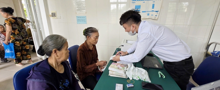Trên 400 người cao tuổi trên địa bàn phường Yên Nghĩa được khám, tư vấn và cấp thuốc miễn phí các bệnh về mắt- Ảnh 3.