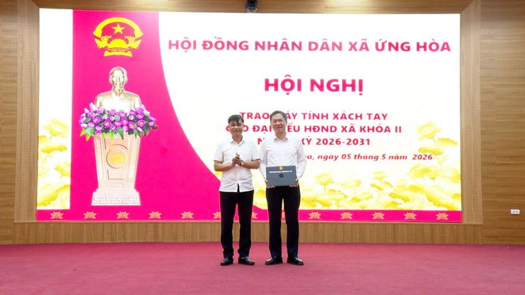XÃ ỨNG HOÀ TRAO 27 MÁY TÍNH XÁCH TAY CHO ĐẠI BIỂU HĐND XÃ KHOÁ II, NHIỆM KỲ 2026 – 2031.- Ảnh 2.