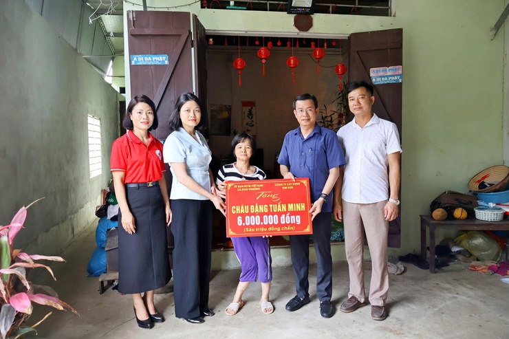 Xã Đoài Phương trao kinh phí hỗ trợ sinh viên và tặng quà học sinh mầm non có hoàn cảnh khó khăn

- Ảnh 1.