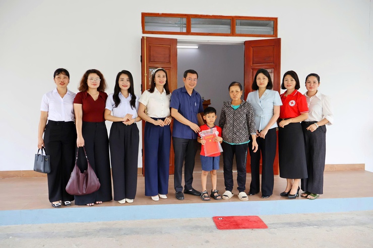 Xã Đoài Phương trao kinh phí hỗ trợ sinh viên và tặng quà học sinh mầm non có hoàn cảnh khó khăn

- Ảnh 2.