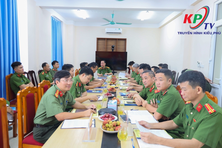 Cụm thi đua số 17 Công an thành phố Hà Nội toạ đàm nâng cao vai trò công an xã trong giải quyết “điểm nghẽn” của thành phố trên địa bàn.- Ảnh 2.