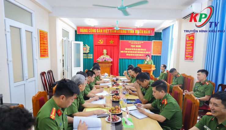 Cụm thi đua số 17 Công an thành phố Hà Nội toạ đàm nâng cao vai trò công an xã trong giải quyết “điểm nghẽn” của thành phố trên địa bàn.- Ảnh 1.