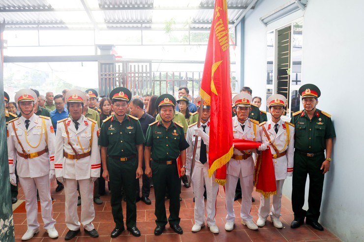 UBND xã Quốc Oai tổ chức Lễ phủ Quân kỳ, công bố Quyết định thành lập Ban Tổ chức Lễ đón nhận, truy điệu và an táng hài cốt Liệt sĩ Trần Văn Bằng- Ảnh 1.