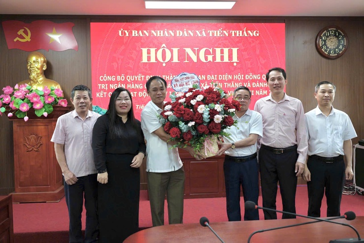 Xã Tiến Thắng công bố quyết định thành lập Ban đại diện Hội đồng quản trị  NHCS xã hội xã- Ảnh 2.