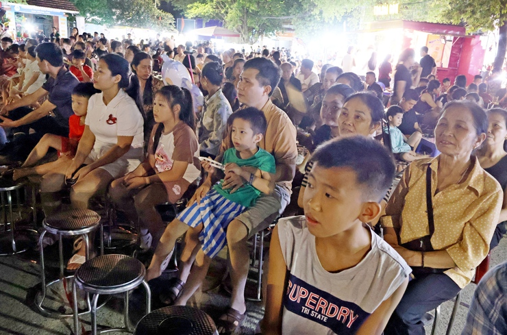 Người dân Đoài Phương lắng đọng cảm xúc với phim “Địa đạo: Mặt trời trong bóng tối”- Ảnh 4.