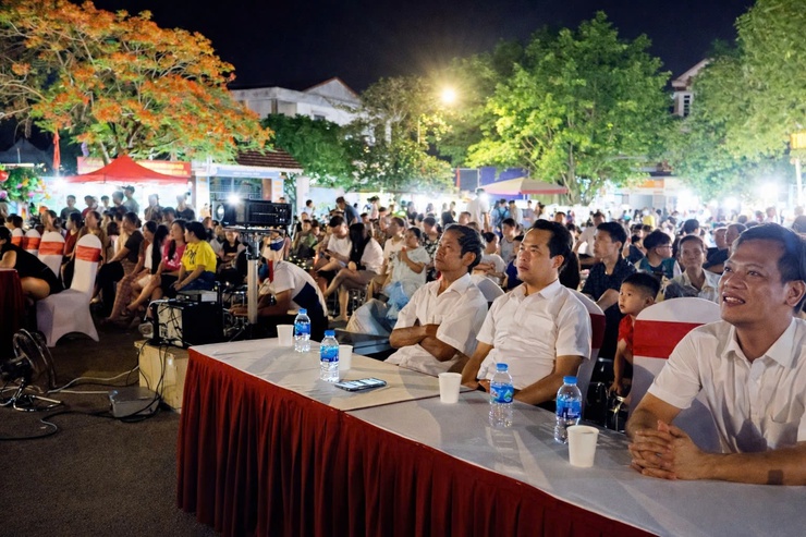 Người dân Đoài Phương lắng đọng cảm xúc với phim “Địa đạo: Mặt trời trong bóng tối”- Ảnh 1.