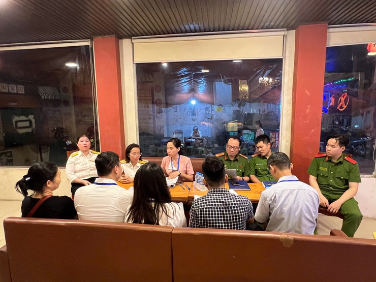 Phường Phú Diễn Tăng cường quản lý, kiểm soát chặt chẽ các cơ sở kinh doanh có điều kiện trên địa bàn Phường- Ảnh 6.