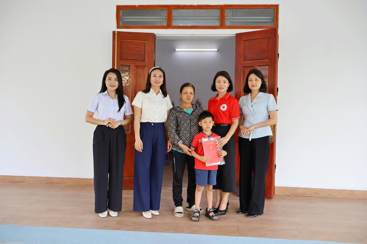 Xã Đoài Phương trao kinh phí hỗ trợ sinh viên và tặng quà học sinh mầm non có hoàn cảnh khó khăn

- Ảnh 3.