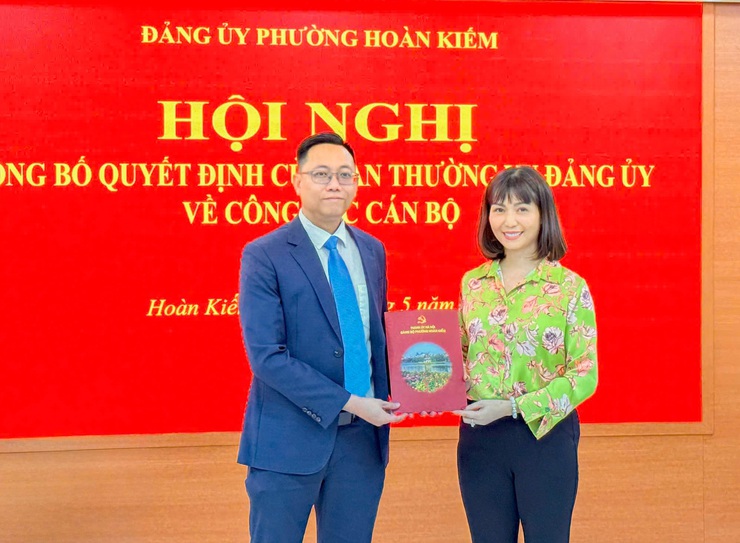 Phường Hoàn Kiếm công bố quyết định về công tác cán bộ tại Văn phòng Đảng ủy phường- Ảnh 1.
