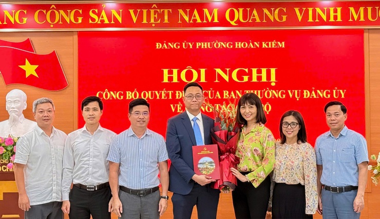 Phường Hoàn Kiếm công bố quyết định về công tác cán bộ tại Văn phòng Đảng ủy phường- Ảnh 2.