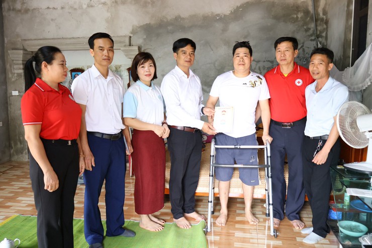 Ủy ban MTTQ Việt Nam - Hội Chữ thập đỏ xã Ba Vì thăm hỏi, trao quà cho 02 hộ gia đình có hoàn cảnh đặc biệt khó khăn trên địa bàn xã- Ảnh 1.