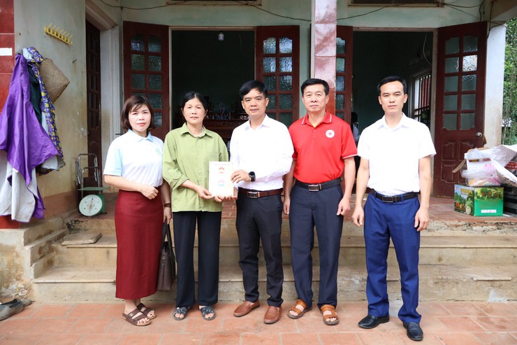 Ủy ban MTTQ Việt Nam - Hội Chữ thập đỏ xã Ba Vì thăm hỏi, trao quà cho 02 hộ gia đình có hoàn cảnh đặc biệt khó khăn trên địa bàn xã- Ảnh 2.