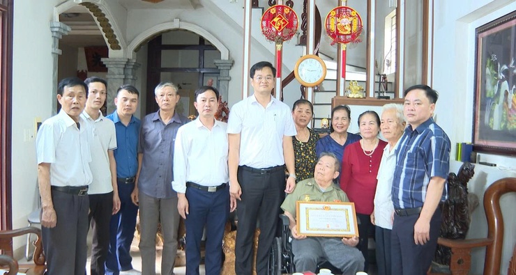 Đảng ủy xã Hát Môn tổ chức Lễ trao Huy hiệu 55 năm tuổi Đảng cho đảng viên Nguyễn Hữu Thót- Ảnh 1.