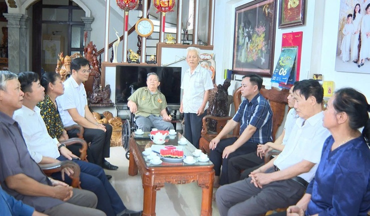 Đảng ủy xã Hát Môn tổ chức Lễ trao Huy hiệu 55 năm tuổi Đảng cho đảng viên Nguyễn Hữu Thót- Ảnh 2.
