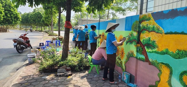 NHỮNG NGƯỜI PHỤ NỮ THẦM LẶNG “DỆT” MÀU XANH TRÊN CÁC TUYẾN ĐƯỜNG TỰ QUẢN TẠI PHƯỜNG LONG BIÊN- Ảnh 2.