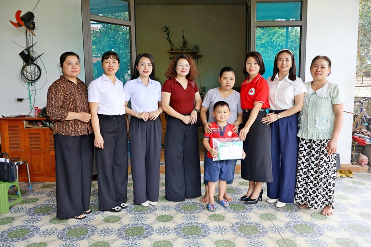 Xã Đoài Phương trao kinh phí hỗ trợ sinh viên và tặng quà học sinh mầm non có hoàn cảnh khó khăn

- Ảnh 4.