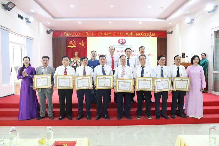 Đảng ủy phường Kiến Hưng trao Huy hiệu Đảng tặng 58 đảng viên- Ảnh 3.
