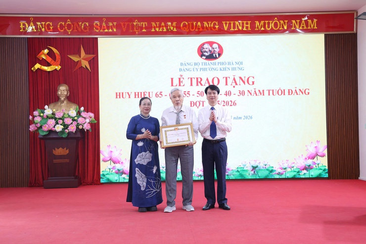 Đảng ủy phường Kiến Hưng trao Huy hiệu Đảng tặng 58 đảng viên- Ảnh 1.