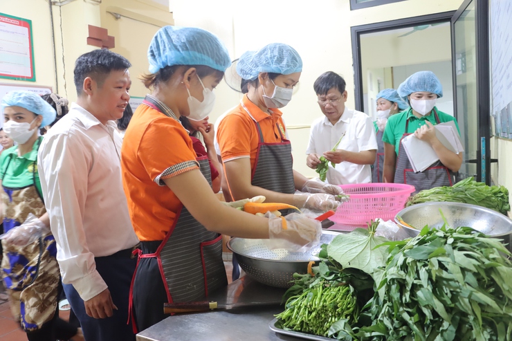SIẾT CHẶT AN TOÀN THỰC PHẨM TẠI CÁC TRƯỜNG HỌC CÓ TỔ CHỨC ĂN BÁN TRÚ Ở PHÚ XUYÊN- Ảnh 4.