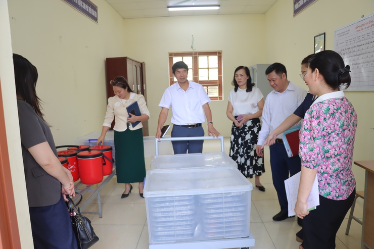 SIẾT CHẶT AN TOÀN THỰC PHẨM TẠI CÁC TRƯỜNG HỌC CÓ TỔ CHỨC ĂN BÁN TRÚ Ở PHÚ XUYÊN- Ảnh 6.