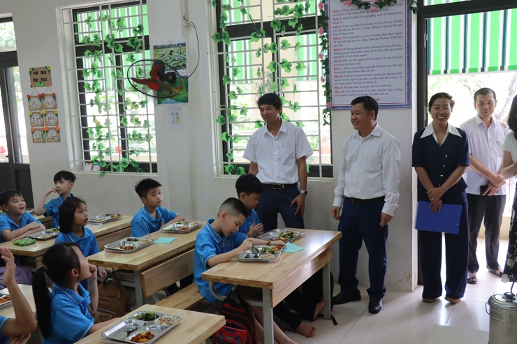 SIẾT CHẶT AN TOÀN THỰC PHẨM TẠI CÁC TRƯỜNG HỌC CÓ TỔ CHỨC ĂN BÁN TRÚ Ở PHÚ XUYÊN- Ảnh 7.