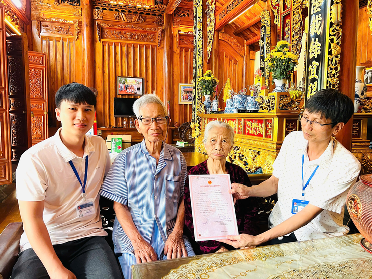 Hành chính phục vụ: Khi cán bộ hành chính trở thành "người mang hạnh phúc"- Ảnh 1.