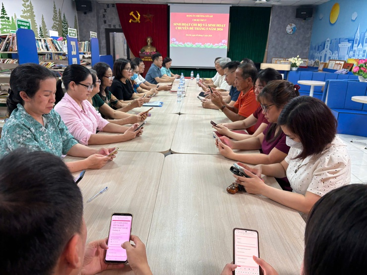 Chuyển đổi số trong sinh hoạt chi bộ: Tạo chuyển biến thực chất từ cơ sở- Ảnh 1.