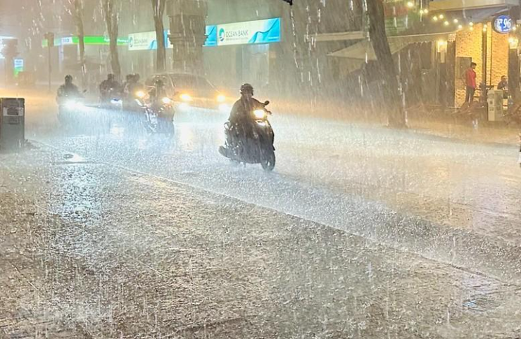 Không khí lạnh sắp tràn về, chuyên gia cảnh báo mưa dông mạnh, dễ kèm lốc sét- Ảnh 1.