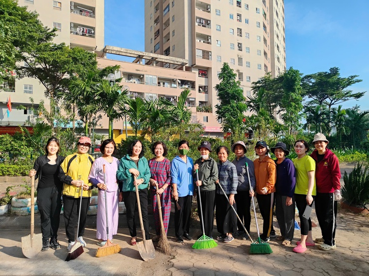 NHỮNG NGƯỜI PHỤ NỮ THẦM LẶNG “DỆT” MÀU XANH TRÊN CÁC TUYẾN ĐƯỜNG TỰ QUẢN TẠI PHƯỜNG LONG BIÊN- Ảnh 1.